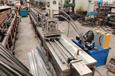 每分(fēn)钟25米追剪冷弯机试机