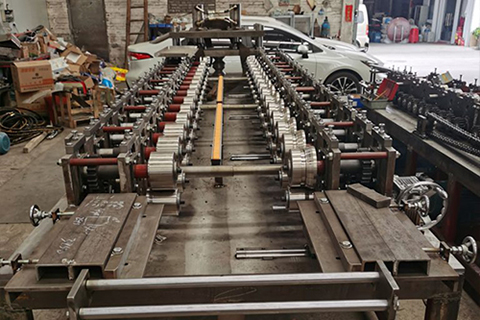 可(kě)電(diàn)动调节宽度的冷弯成型机