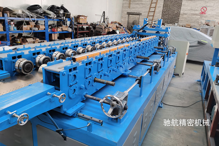 货架生产(chǎn)设备、货架层板成型机